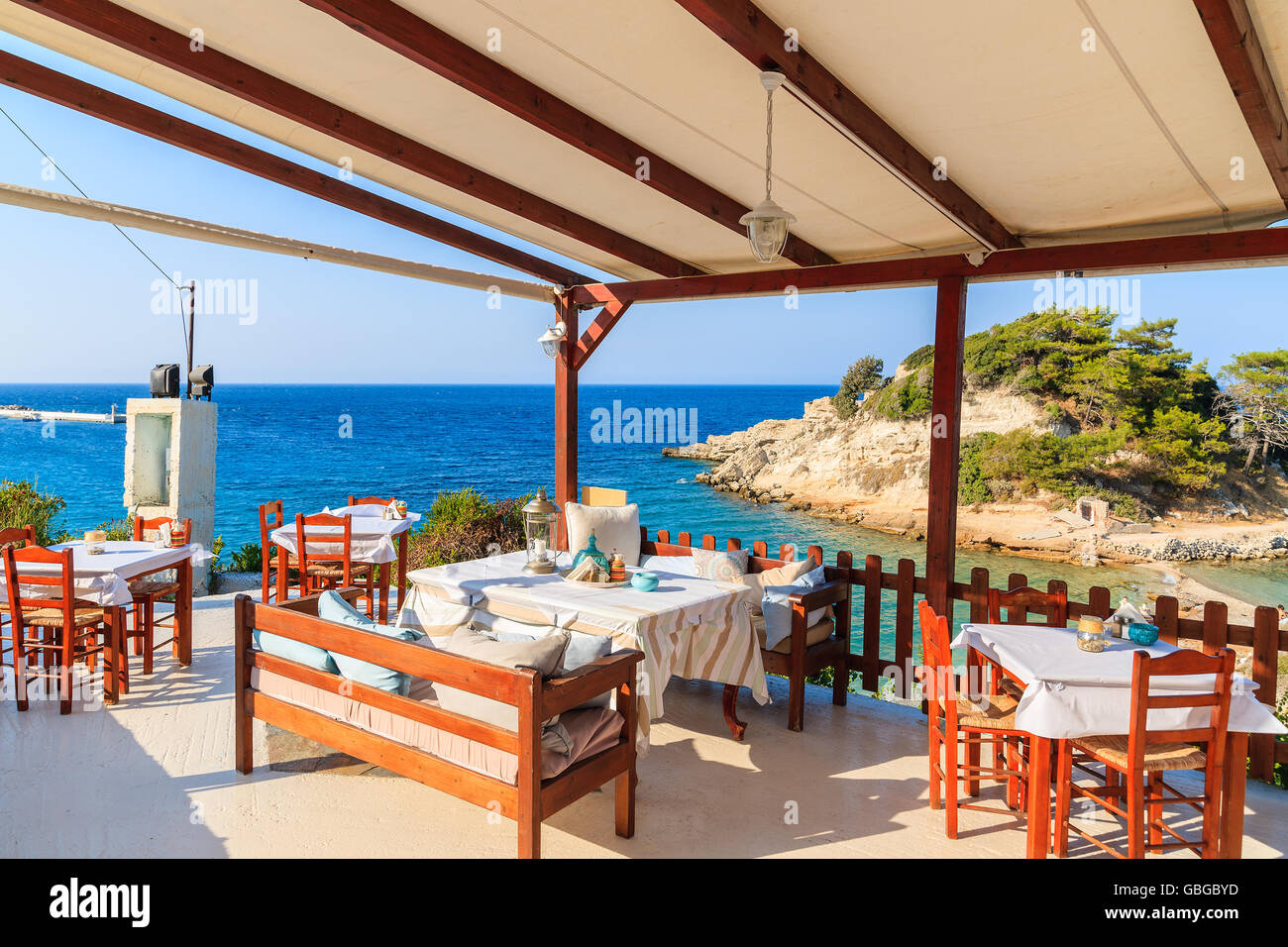 Typische griechische Taverne in Kokkari Bucht, Insel Samos, Griechenland Stockfoto