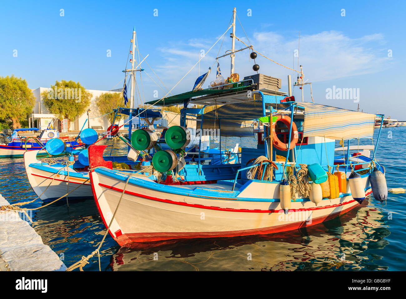 Traditionellen bunten griechischen Fischerboot in Pythagorion Hafen bei Sonnenuntergang, Insel Samos, Griechenland Stockfoto