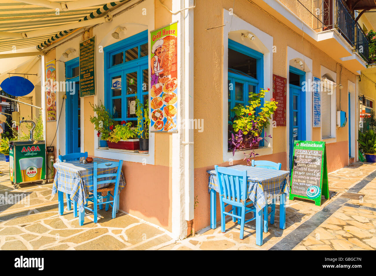 KOKKARI Stadt, Insel SAMOS - SEP 19, 2015: Stühle und Tische in typisch griechische Taverne in sehr beliebten Stadt von Kokkari auf Stockfoto