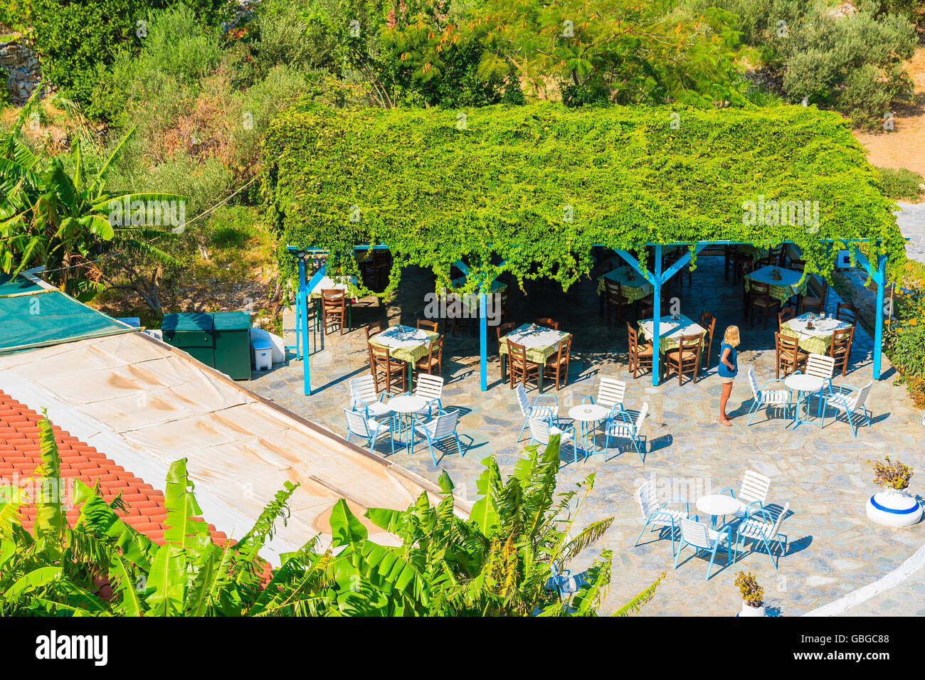 Blick auf griechische Taverne in grünen Garten in der Nähe von Kokkari Stadt, Insel Samos, Griechenland Stockfoto