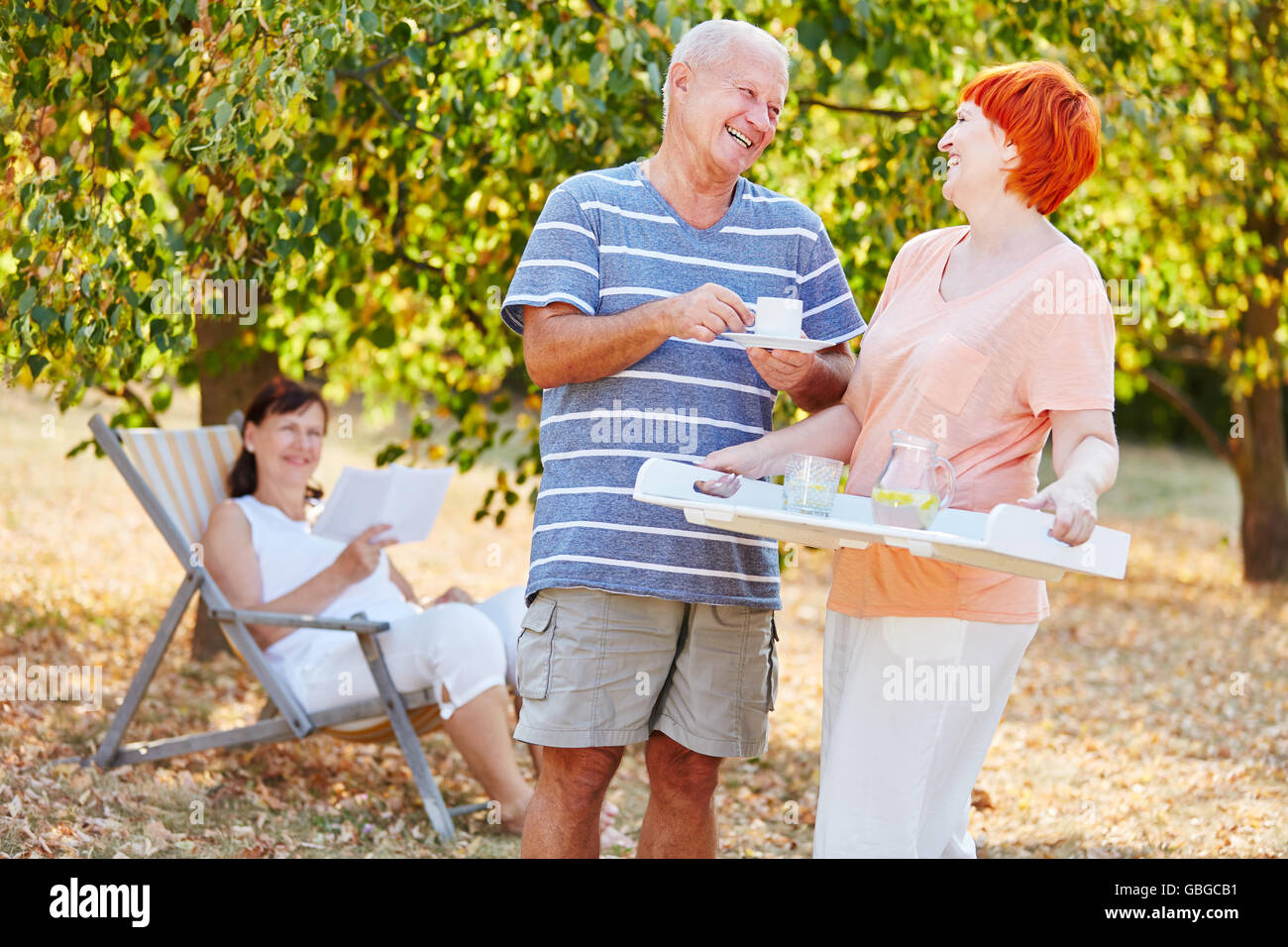 Senioren, trinken Kaffee zusammen im Garten im Sommer Stockfoto