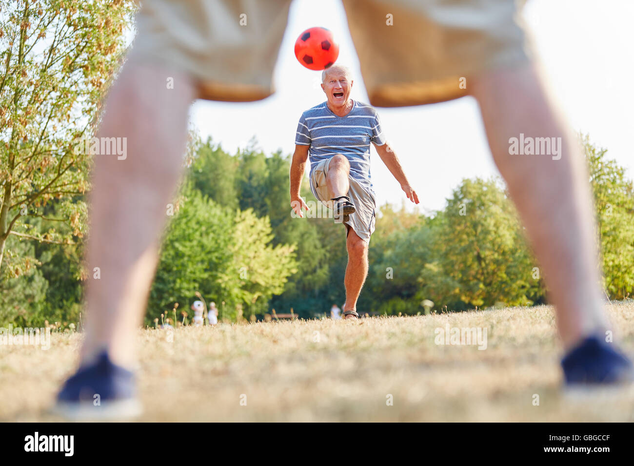Aktive Senioren Freunde Fußball mit Fußball spielen Stockfoto