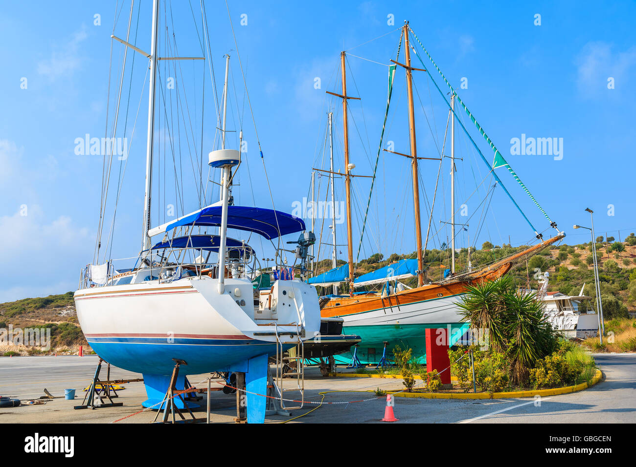 Segelboote in der Werft von kleinen griechischen Hafen, Insel Samos, Griechenland Stockfoto