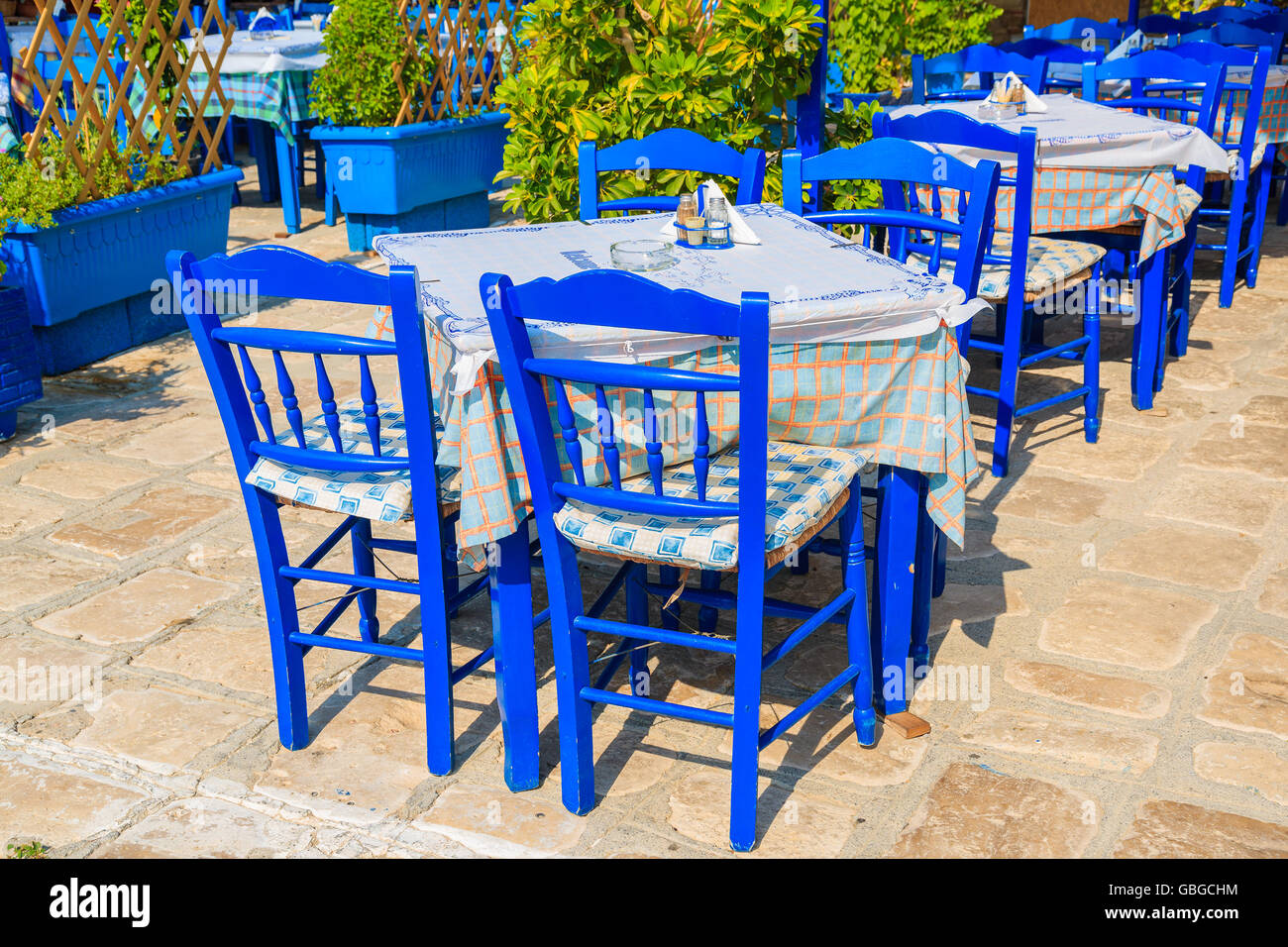 Blaue Stühle und Tische in typisch griechisches Restaurant im Hafen von Pythagorion auf der Insel Samos, Griechenland Stockfoto