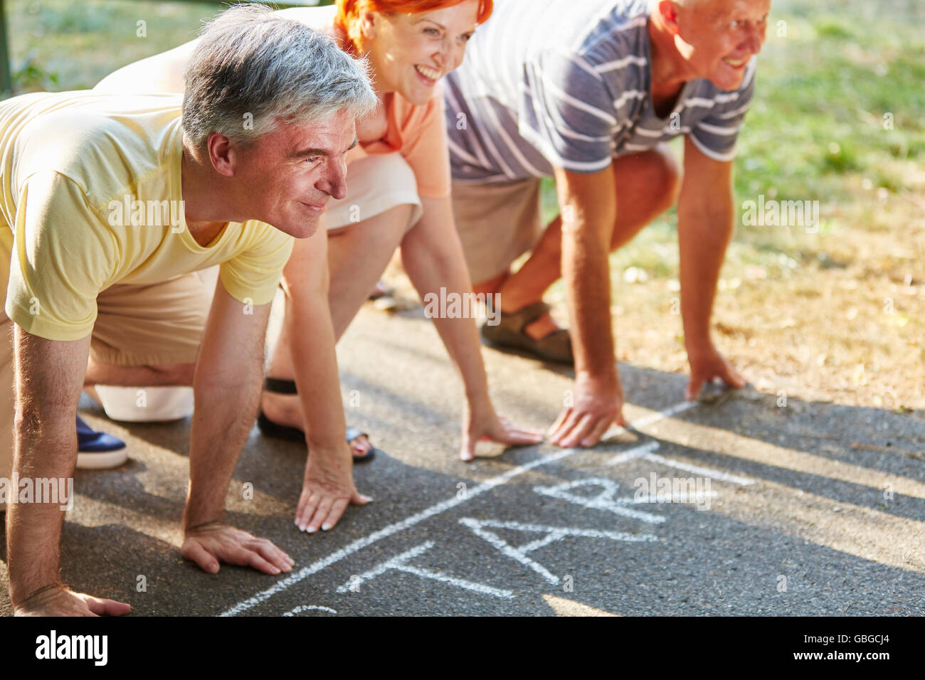 Senioren Freunde am Start eines Rennens im Sommer im park Stockfoto