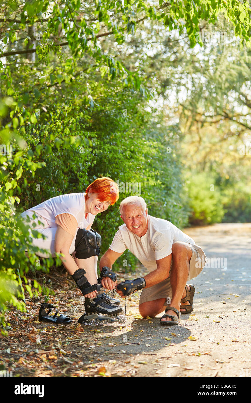 Aktive paar Senioren immer bereit, im Sommer im Park Skaten Stockfoto