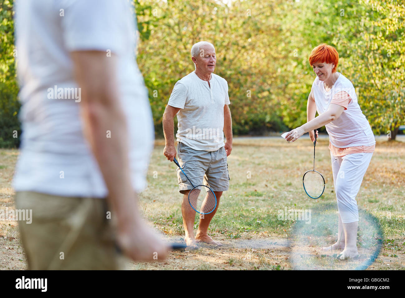 Aktive Senioren im Park spielen und Spaß Stockfoto