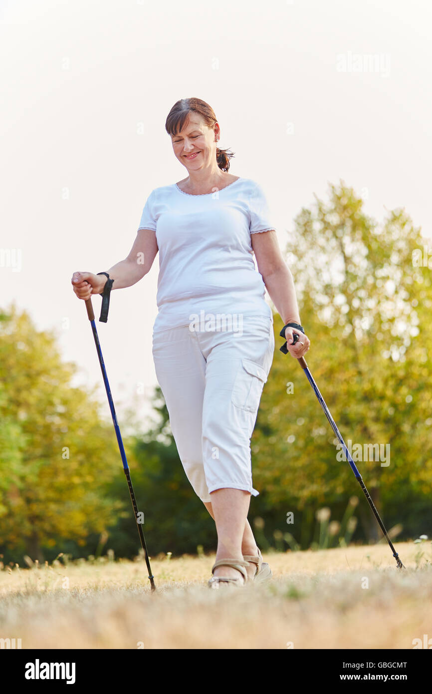 Beautiful senior Woman Wandern für Reha-Training für ihre Gesundheit Stockfoto