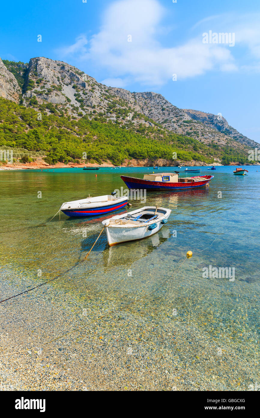 Traditionelle Fischerboote im Meer Bucht am einsamen Strand, Insel Samos, Griechenland Stockfoto