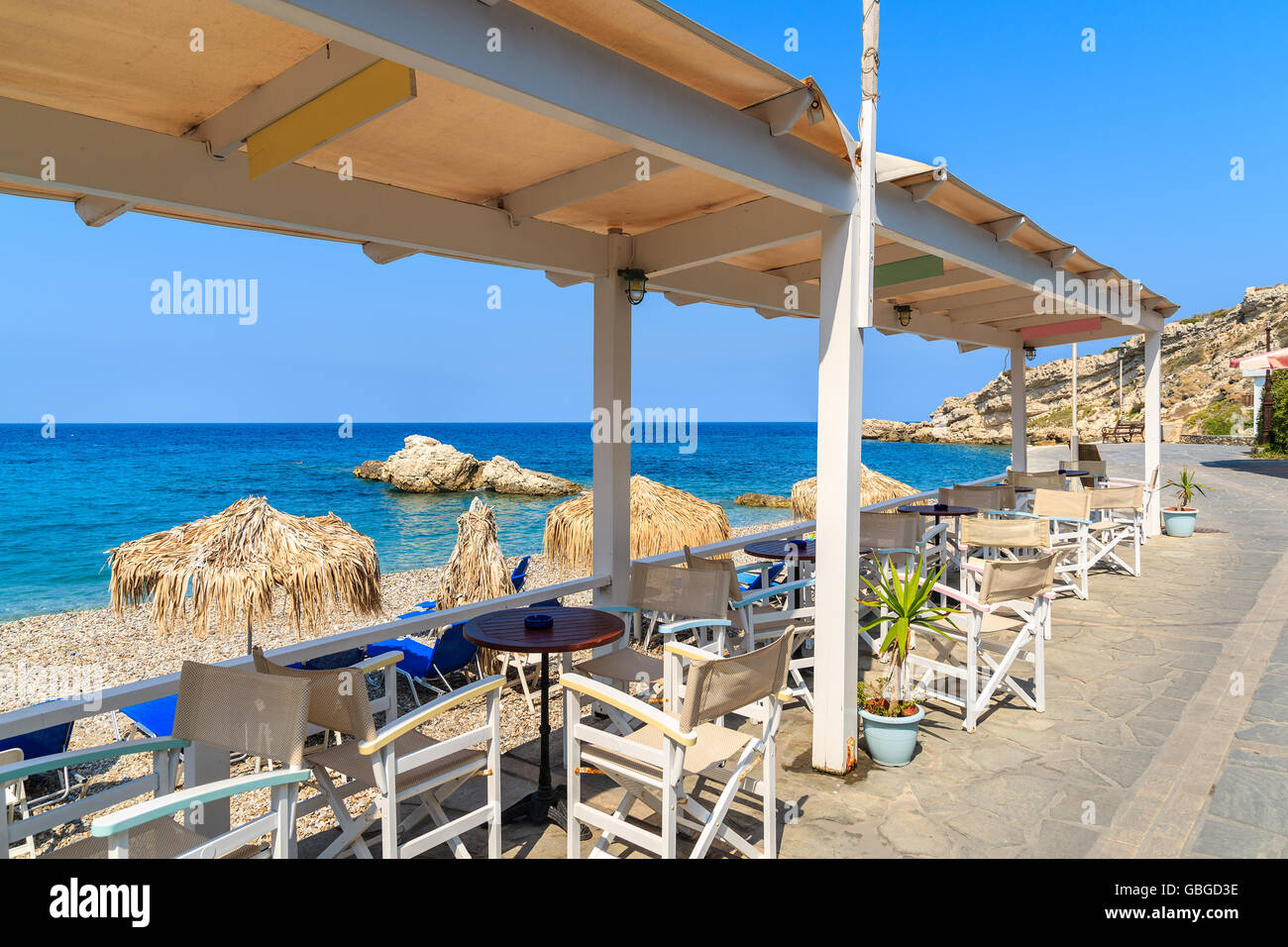 Typische griechische Taverne am Strand in Kokkari Stadt, Insel Samos, Griechenland Stockfoto