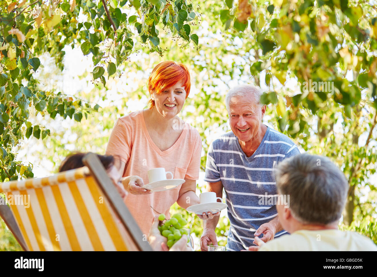 Glücklich Senioren Kaffeetrinken mit Früchten im park Stockfoto