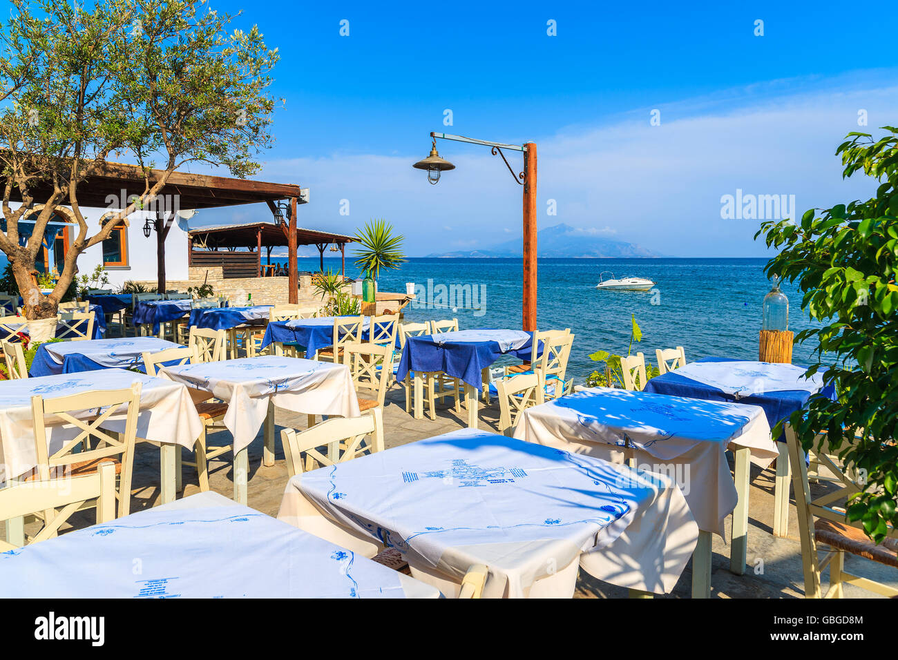 Typische griechische Taverne in kleinen Fischerdorf auf der Insel von Samos, Griechenland Stockfoto