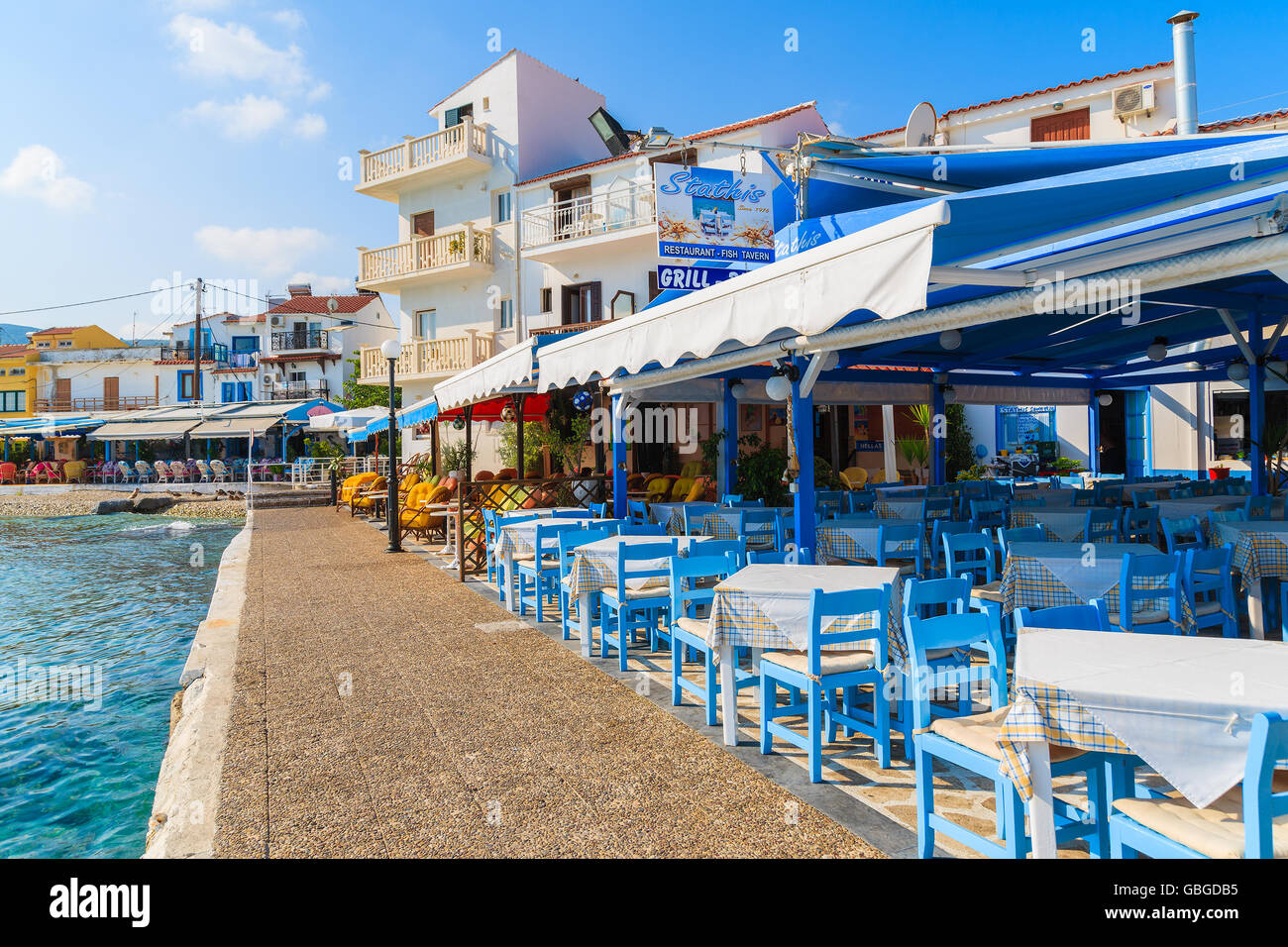 KOKKARI Stadt, Insel SAMOS - SEP 21, 2015: Stühle und Tische in typisch griechische Taverne in sehr beliebten Stadt von Kokkari auf Stockfoto