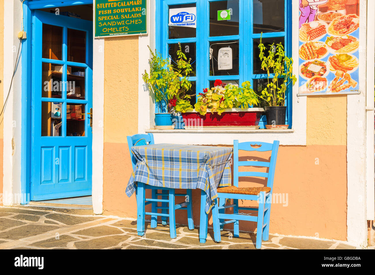 KOKKARI Stadt, Insel SAMOS - SEP 19, 2015: Stühle mit Tisch in typisch griechische Taverne in sehr beliebten Stadt von Kokkari auf Stockfoto