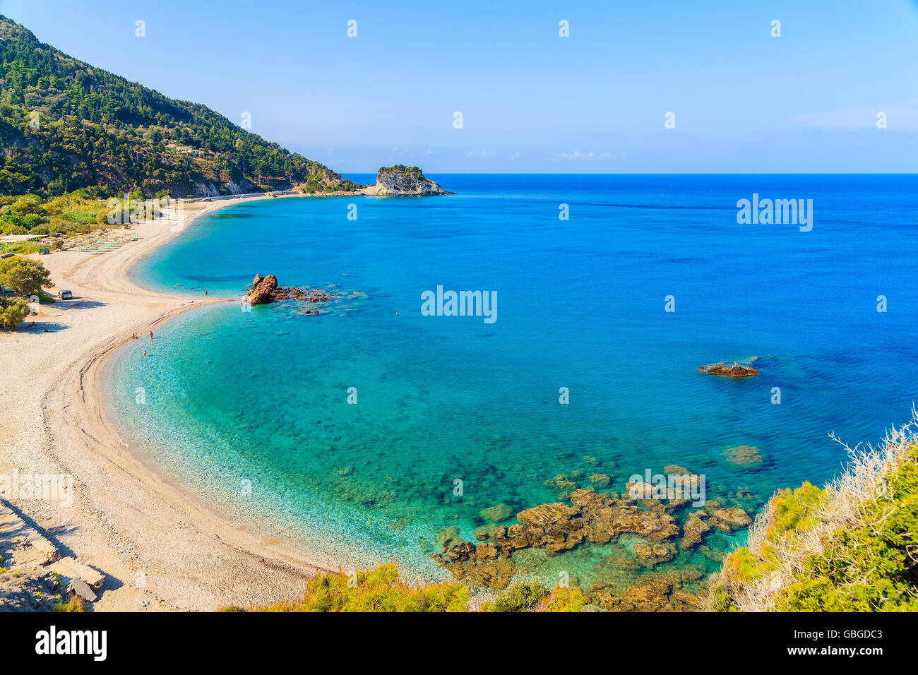 Eine Ansicht von Potami Beach mit azurblauen Meerwasser, Insel Samos, Griechenland Stockfoto