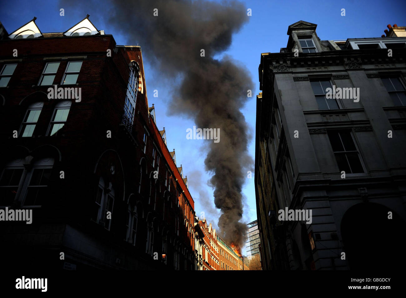 Rauch entsteht durch einen Brand in einem Bürogebäude in Breams Gebäuden, Chancery Lane, London. Stockfoto