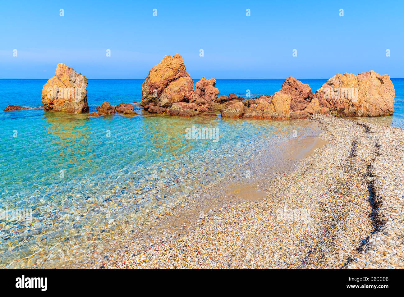 Felsen am idyllischen Strand von Potami mit türkisfarbenem kristallklarem Wasser, Insel Samos, Griechenland Stockfoto