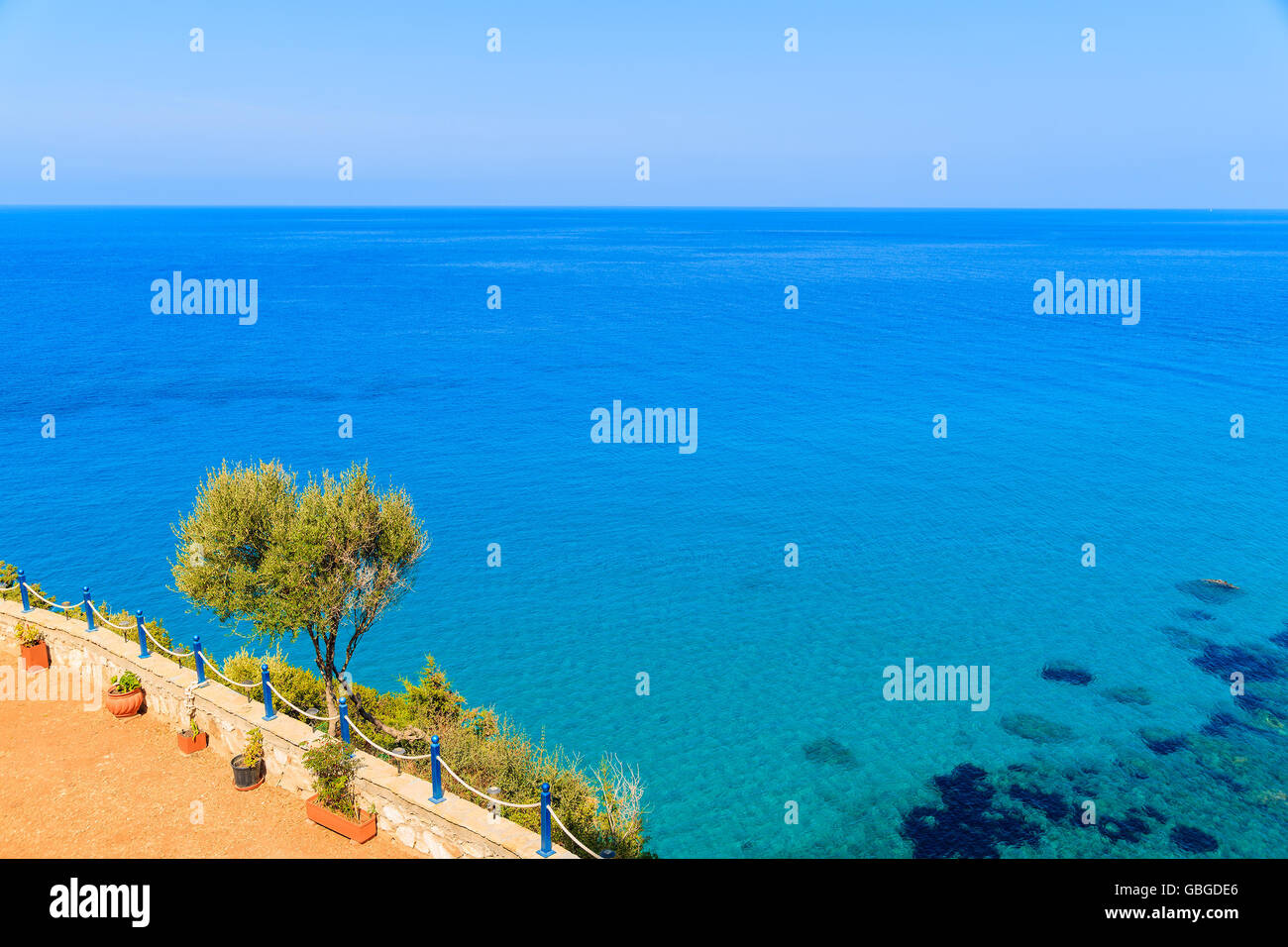 Blick auf endlose blaue Meer auf der Insel von Samos, Griechenland Stockfoto