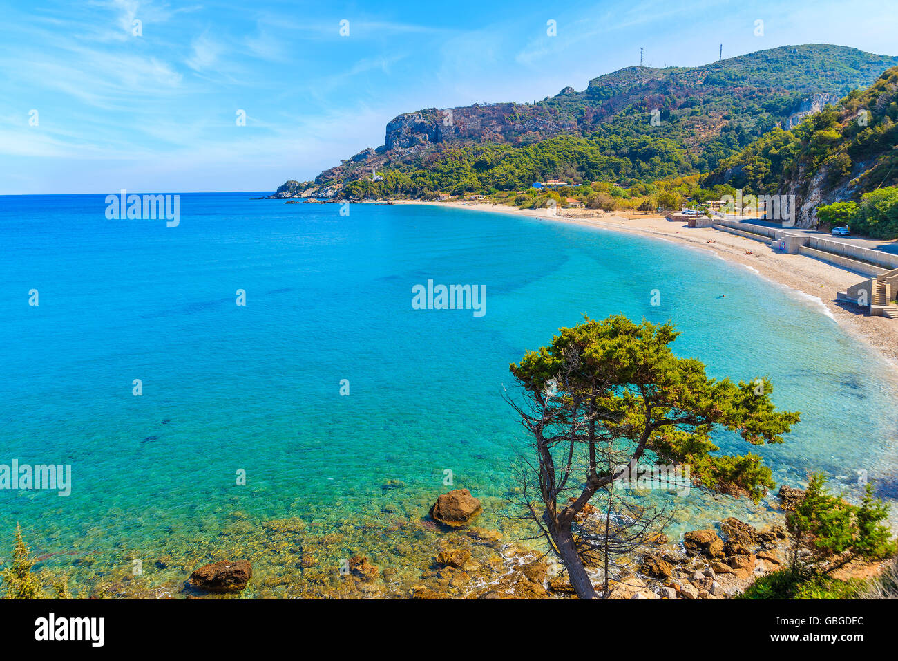 Eine Ansicht von Potami Beach mit azurblauen Meerwasser, Insel Samos, Griechenland Stockfoto