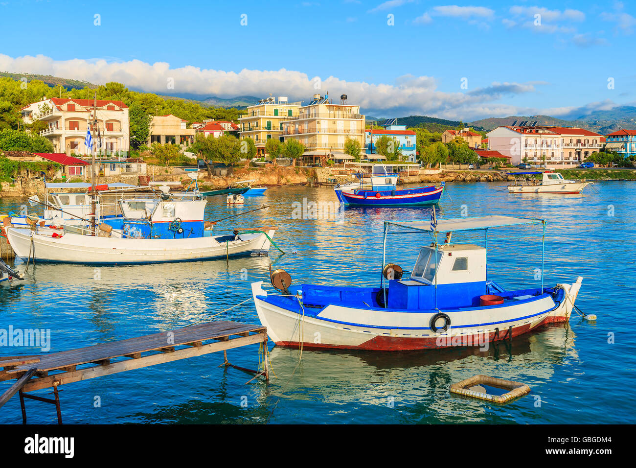 Griechischen Angelboote/Fischerboote bei Sonnenaufgang in kleiner Hafen, Insel Samos, Griechenland Stockfoto