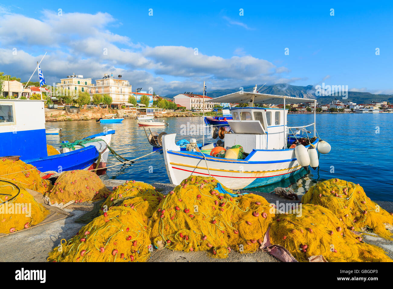 Fischernetze und griechischen Angelboote/Fischerboote festmachen im Hafen bei Sonnenaufgang Licht, Insel Samos, Griechenland Stockfoto