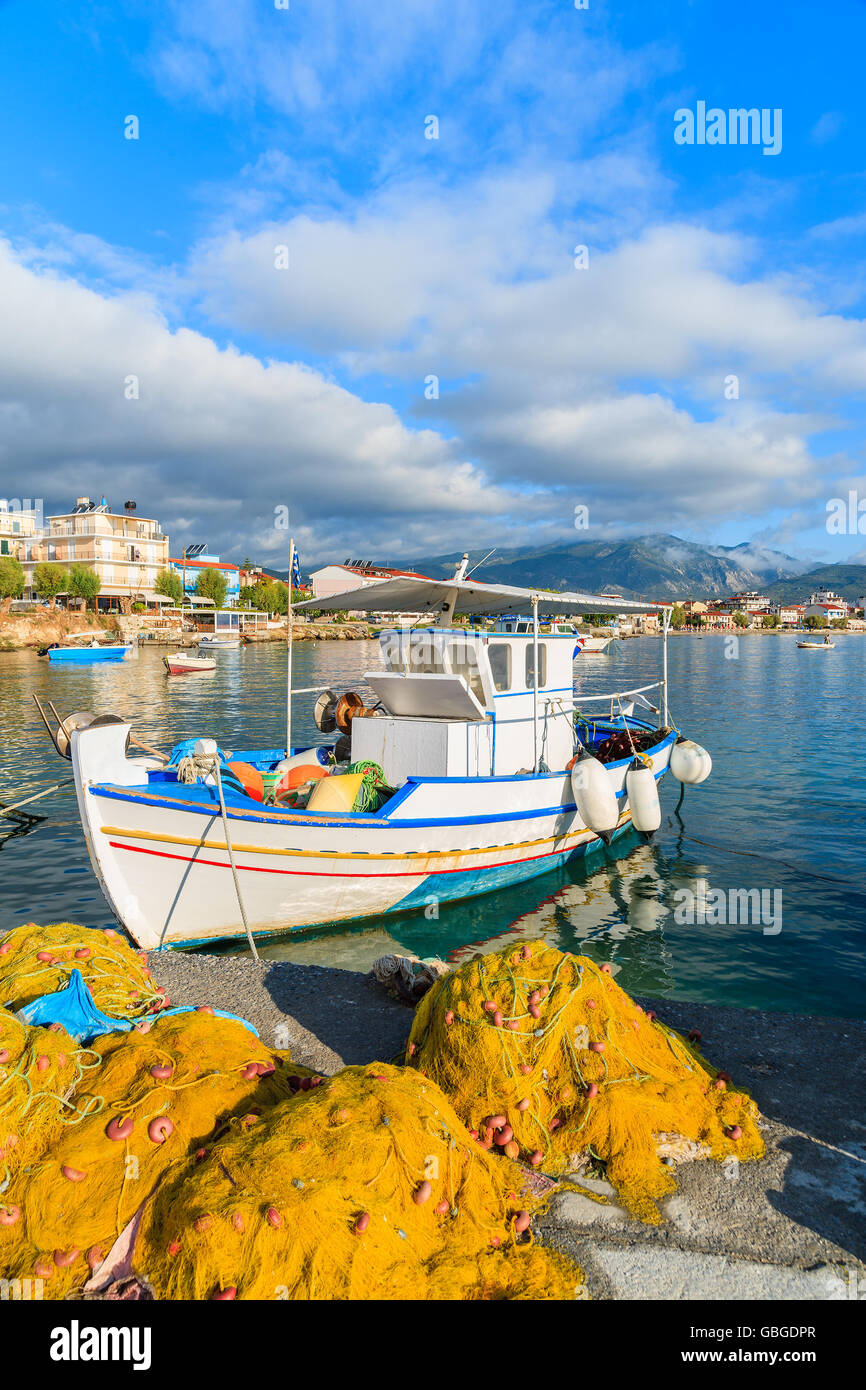 Griechischen Fischerboot im Sonnenaufgang Licht, Insel Samos, Griechenland Stockfoto