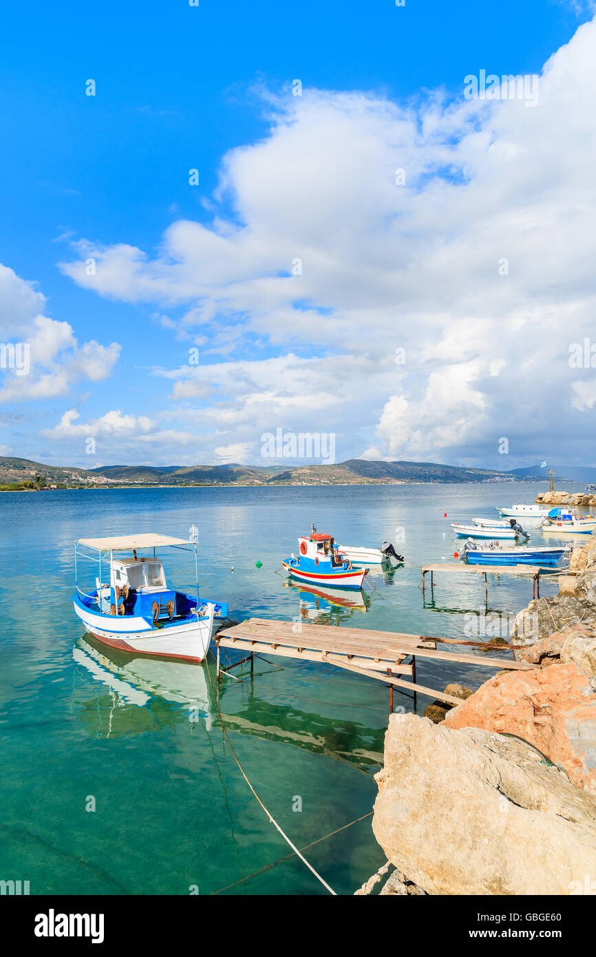 Griechischen Angelboote/Fischerboote festmachen im Hafen, Insel Samos, Griechenland Stockfoto