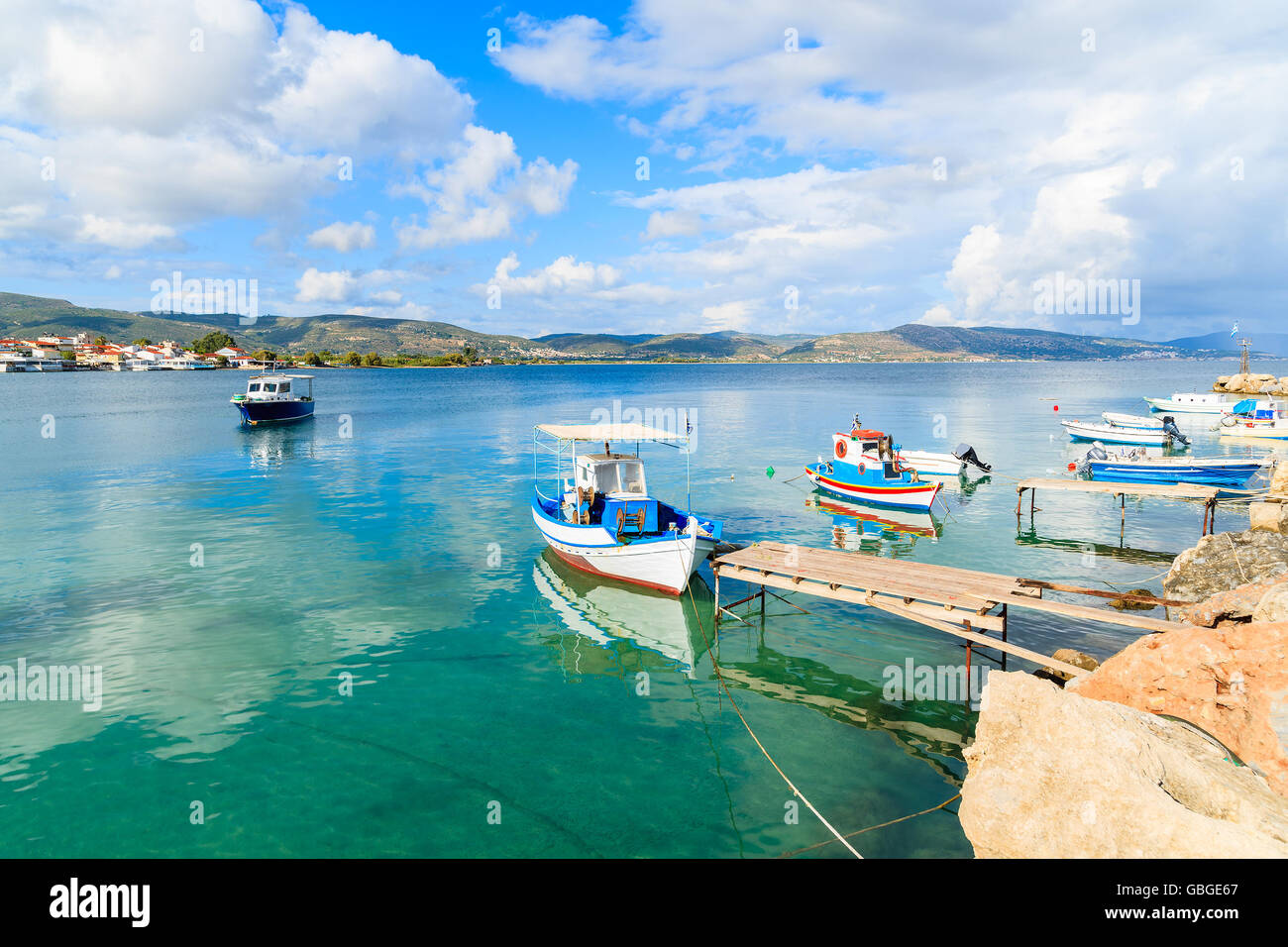 Griechischen Angelboote/Fischerboote auf dem türkisfarbenen Meerwasser festmachen im Hafen, Insel Samos, Griechenland Stockfoto