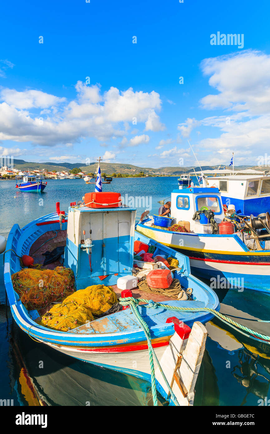 Griechischen bunten Fischerbooten im Hafen auf der Insel Samos, Griechenland Stockfoto