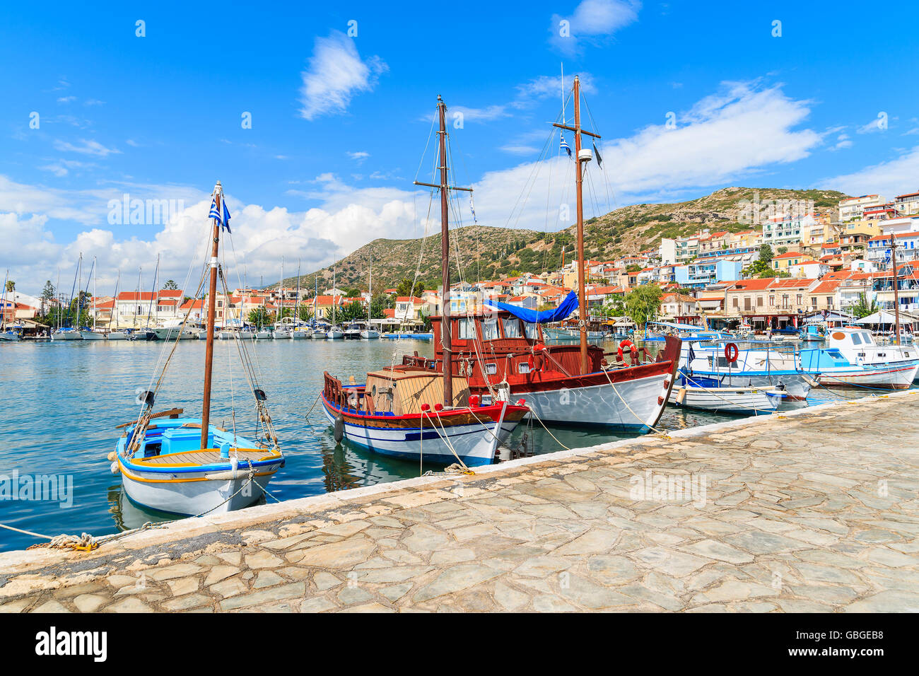 Reihe von traditionellen griechischen bunte Fischerboote im Hafen von Pythagorion, Insel Samos, Griechenland Stockfoto
