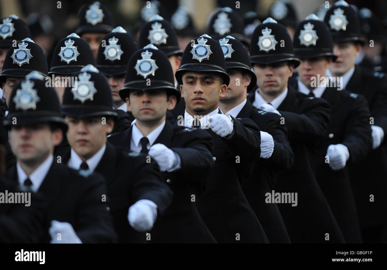 Neu qualifizierte Polizisten im Peel Center in Hendon, im Norden Londons, nehmen an einer Parade vor Prinz William Teil. Stockfoto