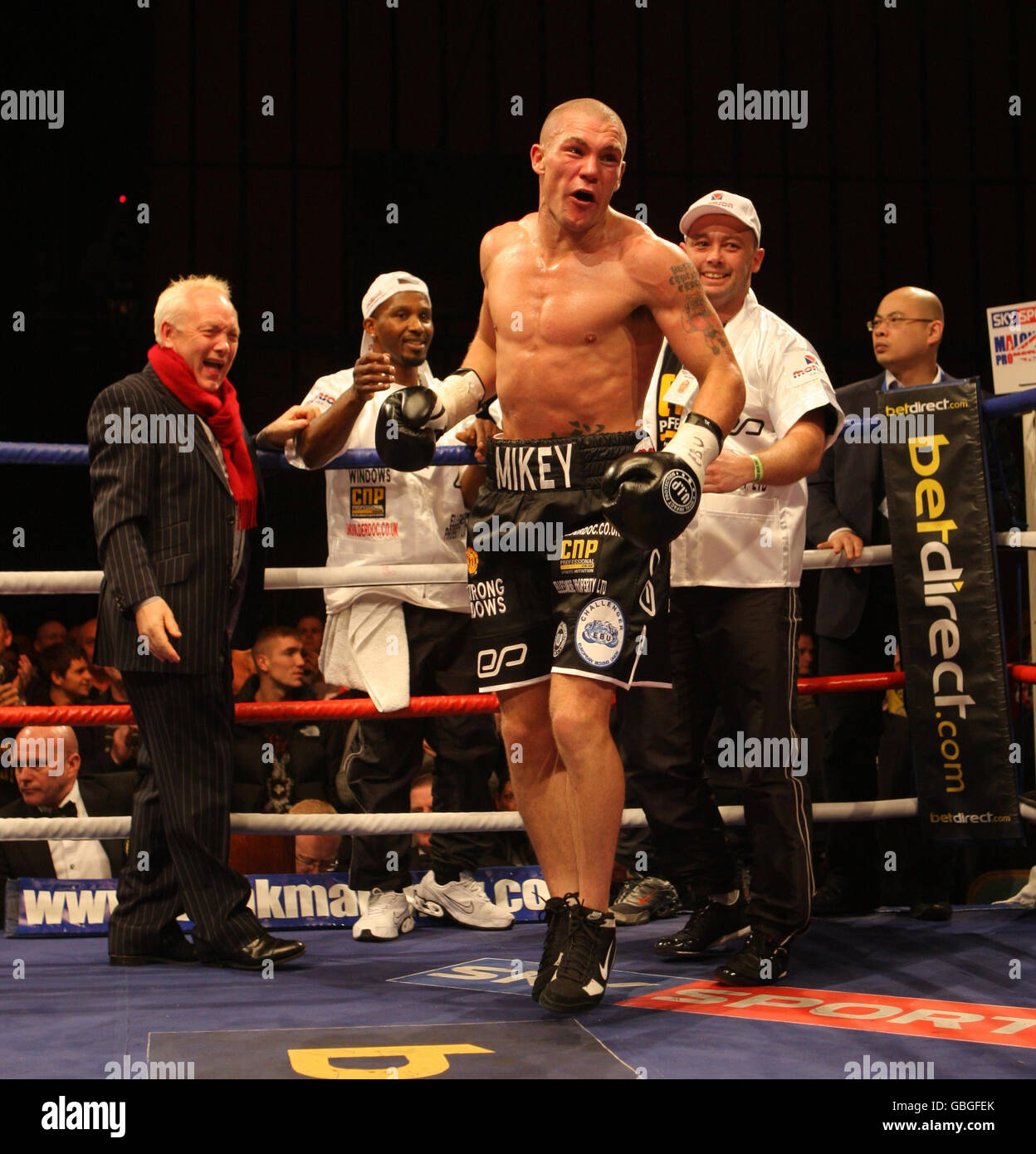 Der Engländer Jamie Moore feiert seinen Sieg über den Italiener Michele Piccirillo während des EBU Light Middleweight European Title Fight im Robin Park Center, Wigan. Stockfoto