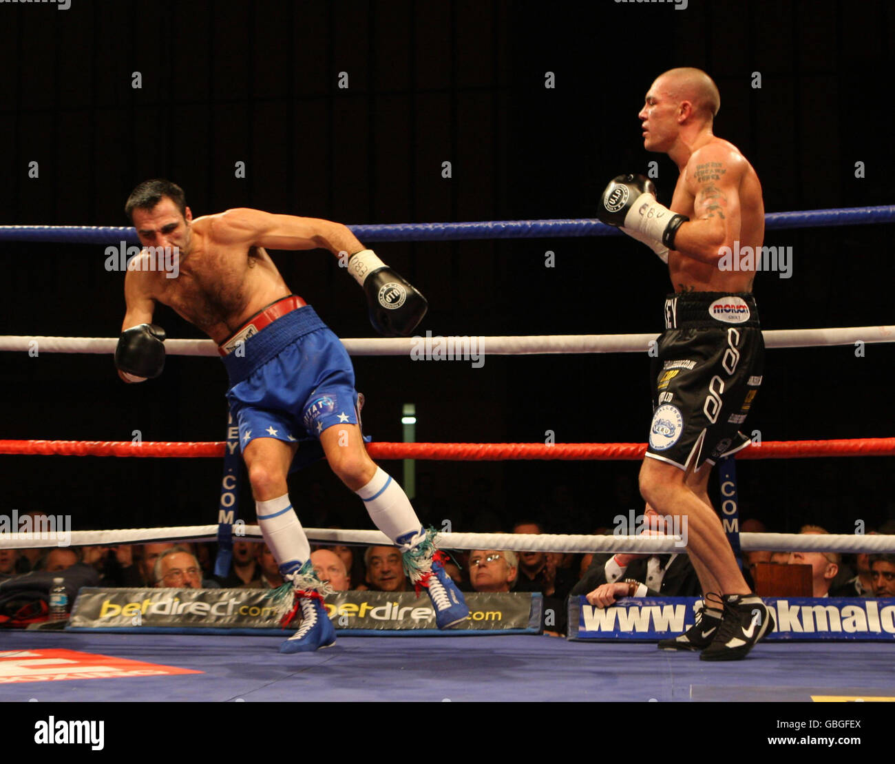 Englands Jamie Moore (rechts) im Einsatz mit dem Italiener Michele Piccirillo während des EBU Light Middleweight European Title Fight im Robin Park Center, Wigan. Stockfoto
