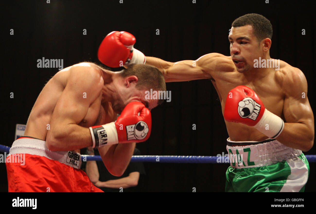 Der irische Darren Sutherland (rechts) im Einsatz mit der weißrussischen Siarhei Navarka während des Super Middleweight-Kampfes im Robin Park Center, Wigan. Stockfoto