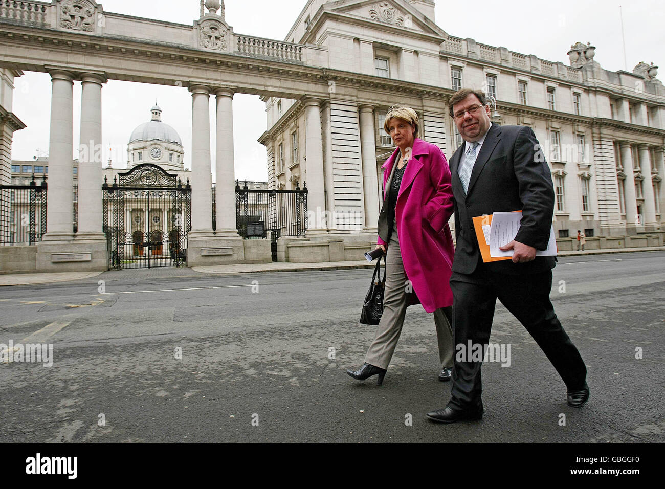 Taoiseach Brian Cowen und Tanaiste Mary Coughlan passieren Regierungsgebäude auf dem Weg zu einer Pressekonferenz im Merrion Hotel im Zusammenhang mit der Ankündigung der BU Hewlett Packard von 500 neuen Arbeitsplätzen in Co.Kildare. Stockfoto