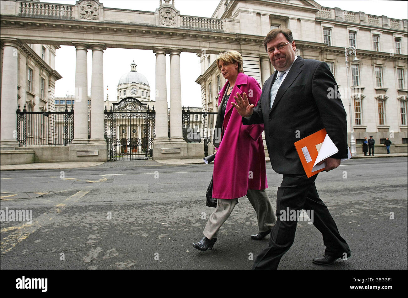 Taoiseach Brian Cowen und Tanaiste Mary Coughlan passieren Regierungsgebäude auf dem Weg zu einer Pressekonferenz im Merrion Hotel im Zusammenhang mit der Ankündigung der BU Hewlett Packard von 500 neuen Arbeitsplätzen in Co.Kildare. Stockfoto