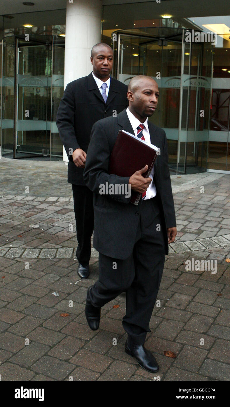 Wayne Bell (links) und Clint Charles (rechts) von PCSO verlassen ein Arbeitsgericht in Watford, Hertfordshire, nachdem sie Beweise gegen die Metropolitan Police wegen Rassismus vorgelegt haben. Stockfoto