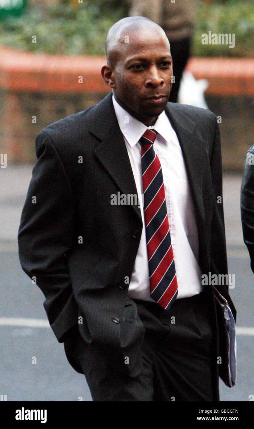 PCSO Clint Charles während einer Pause vor einem Arbeitsgericht in Watford, Hertfordshire, nachdem er Beweise gegen die Metropolitan Police wegen Anklagen wegen Rassismus vorgelegt hatte. Stockfoto