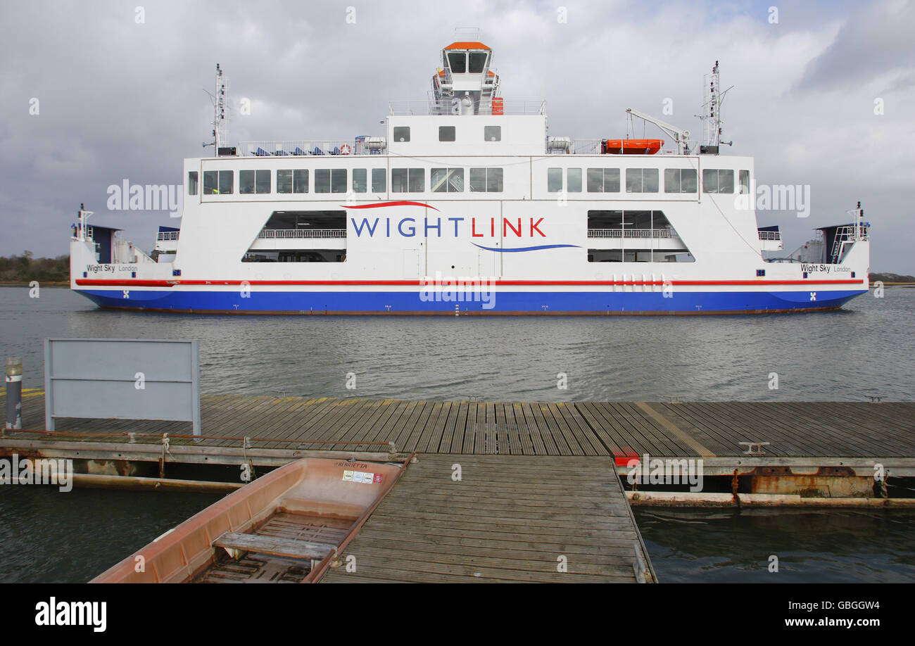 Die neue W-Klasse Wightlink Fähre Wight Sky fährt von Lymington im New Forest auf dem Weg nach Yarmouth auf der Isle of Wight ab, da eine der alten und viel kleineren C-Klasse Fähren in der Ferne entlang des Kais angebunden ist. Die neuen Fähren haben eine Reihe im ruhigen Segeldorf geschaffen. Die Lymington River Association will, dass die Schiffe der W-Klasse außer Dienst gestellt werden, bis das Ministerium für Ernährung und ländliche Angelegenheiten die Bewertung ihrer Auswirkungen auf die Umwelt abgeschlossen hat Stockfoto