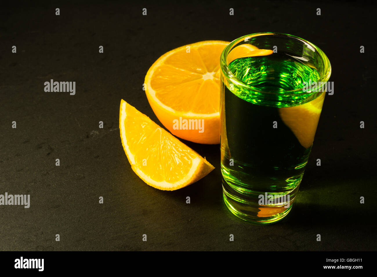Absinth auf schwarzem Hintergrund. Alkohol trinken. Stockfoto