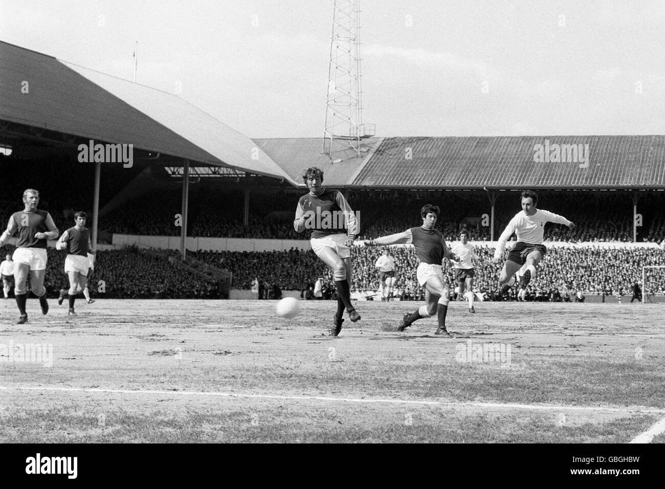Jimmy Greaves (r) von Tottenham Hotspur schießt auf das Tor. Ebenfalls abgebildet sind Bobby Moore von West Ham United (ganz links) und Billy Bonds (Mitte). Später im Spiel verknüpften die beiden Spieler die Arme und führten einen improvisierten Tanz auf dem Spielfeld auf. Stockfoto