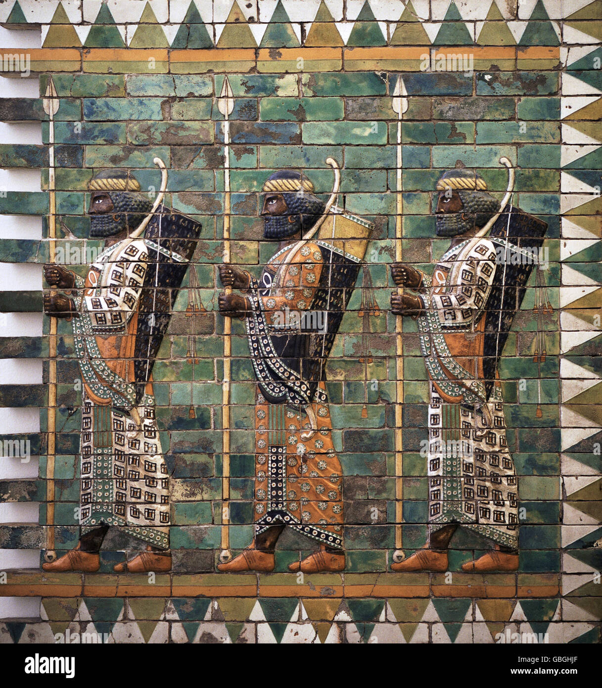 Berlin. Deutschland. Pergamon-Museum. Persische Bogenschützen aus dem Palast Darrius ich in Susa. 6.-5. JH. V. CHR. Stockfoto