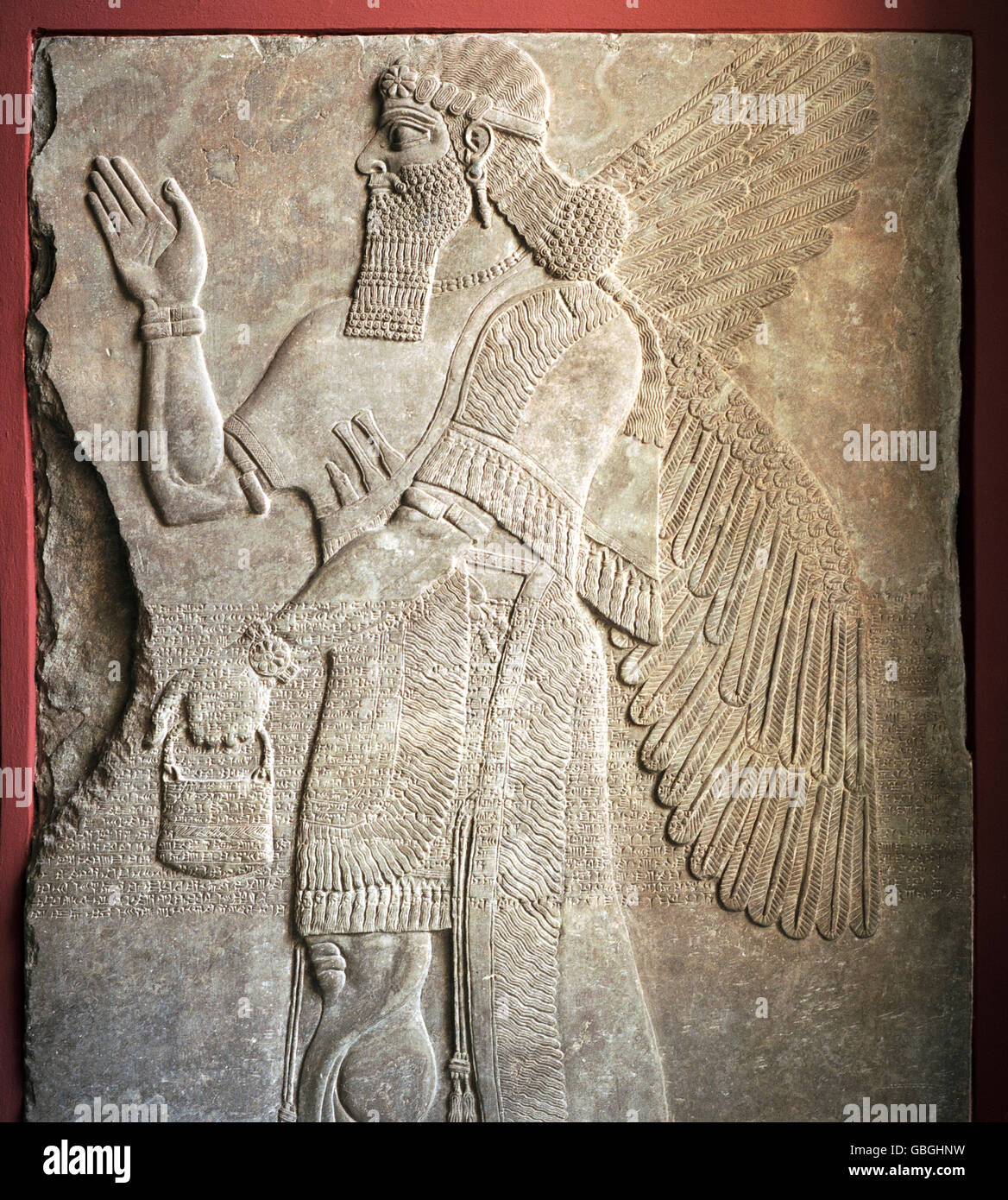Berlin. Deutschland. Pergamon-Museum, Alabaster Relief Darstellung einer alten assyrischen Gottheit. Stockfoto