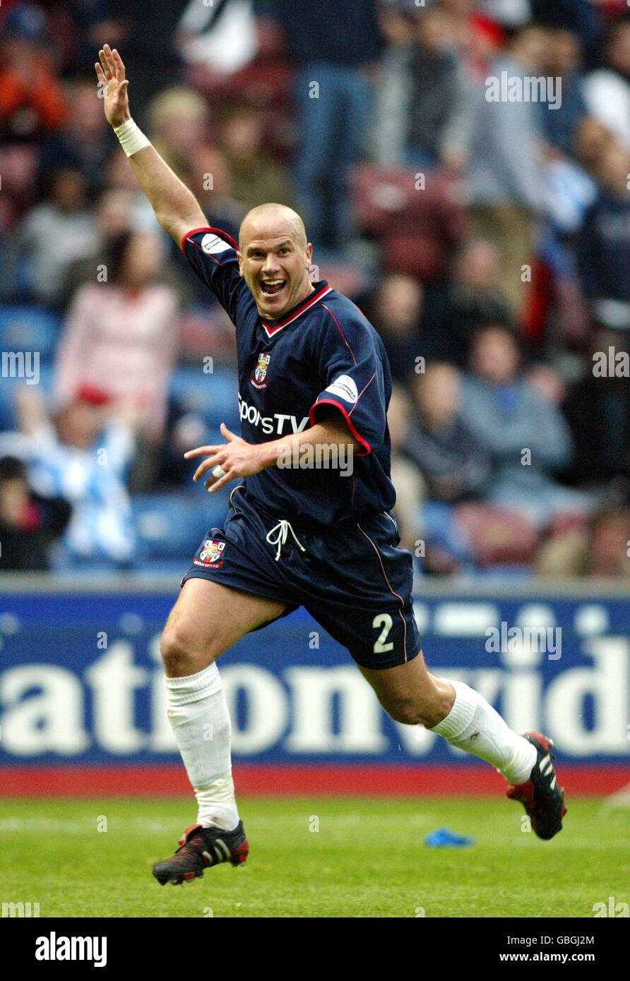 Fußball - Nationwide League Division Three - Play Off Halbfinale - zweite Etappe - Huddersfield Town / Lincoln City. Mark Bailey feiert, nachdem er das 2. Tor der Nacht seiner Lincoln City erzielt hat, um ihnen einen 3-2-Vorsprung zu verschaffen. Stockfoto