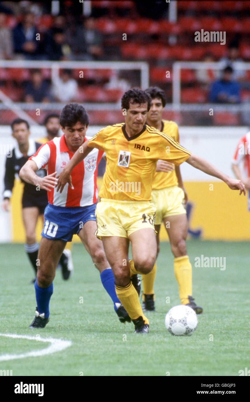 Fußball - Weltmeisterschaft Mexiko 1986 - Gruppe B - Irak gegen Paraguay. Hussein Saeed (r) im Irak wird von Adolfino Canete in Paraguay (l) Stockfoto