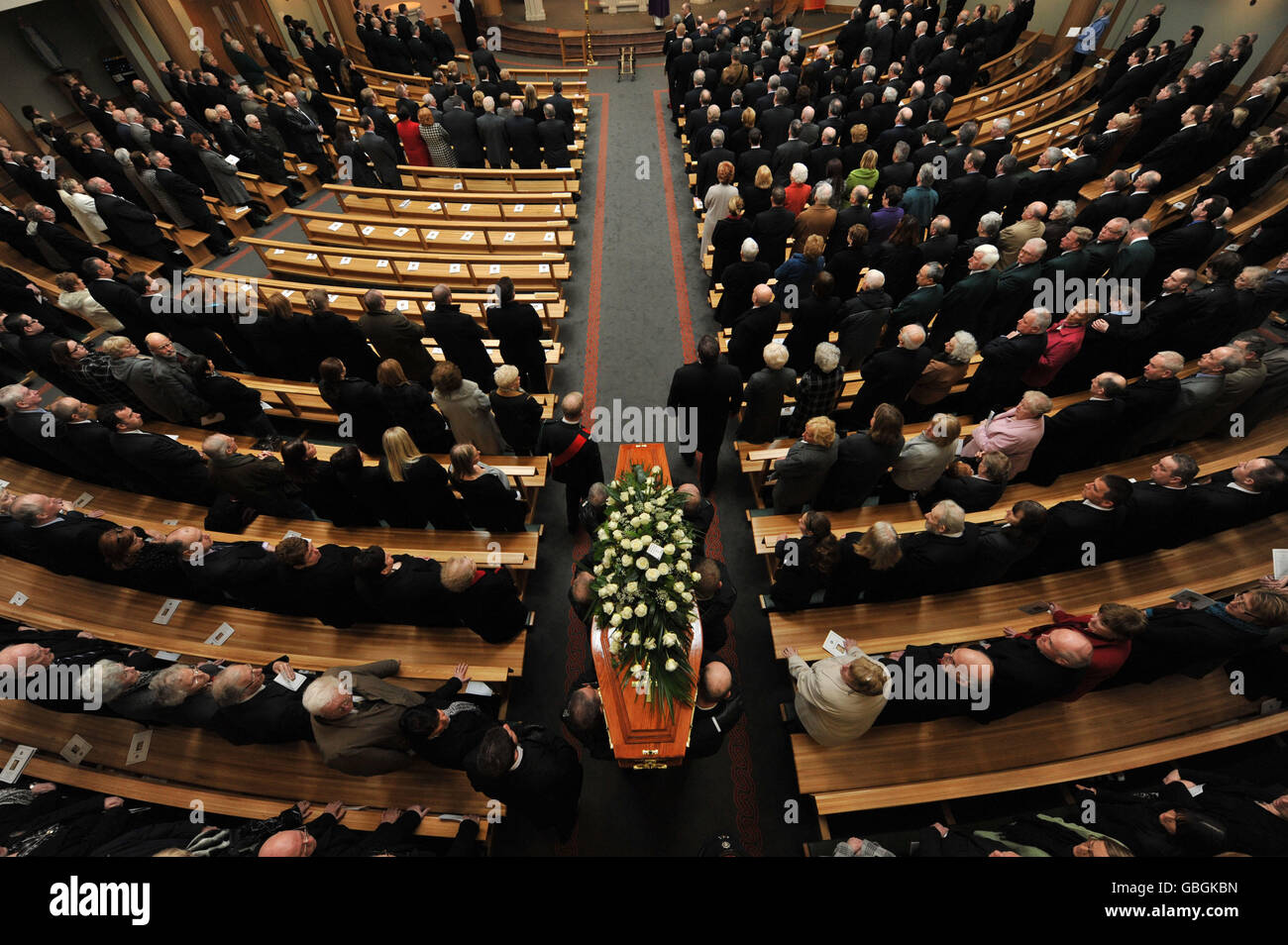 Der Sarg von Stephen Carroll in der St. Therese's Church in Banbridge für sein Begräbnis, nachdem er von der Kontinuität IRA ermordet wurde, als er am Montagabend an einem Hilferuf einer in Not geratenen Frau im nahe gelegenen Craigavon teilnahm. Stockfoto