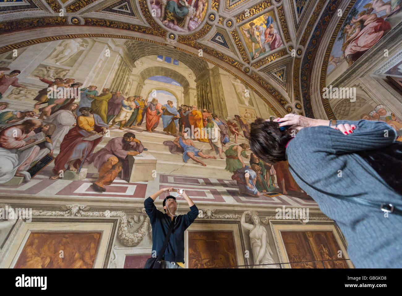 Rom. Italien. Besucher bewundern die Stanzen des Raffael, Stanza della Segnatura, Vatikan Museen. Stockfoto