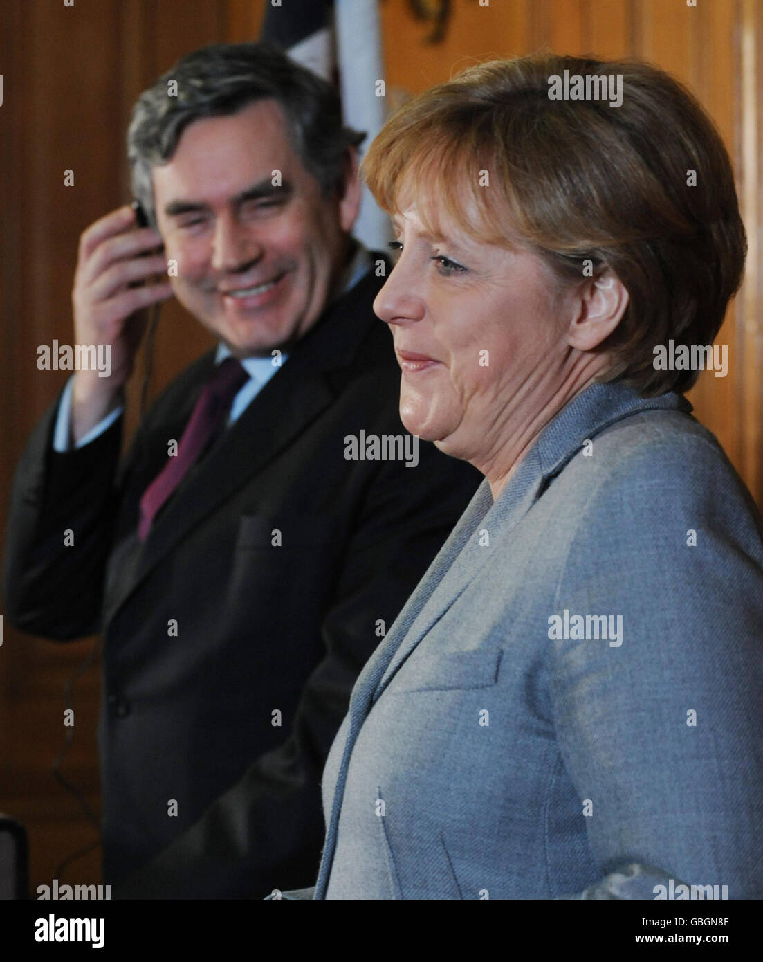 Premierminister Gordon Brown mit Bundeskanzlerin Angela Merkel bei einer Pressekonferenz in der Downing Street 10 im Zentrum von London. Stockfoto