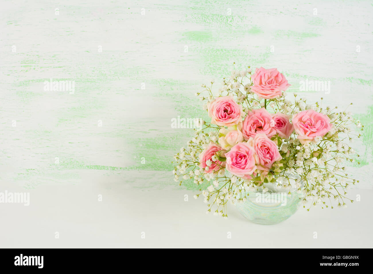 Rosa Rosen. Frühling Blumen. Blumen-Postkarte. Blumengrüße. Grußkarte. Stockfoto
