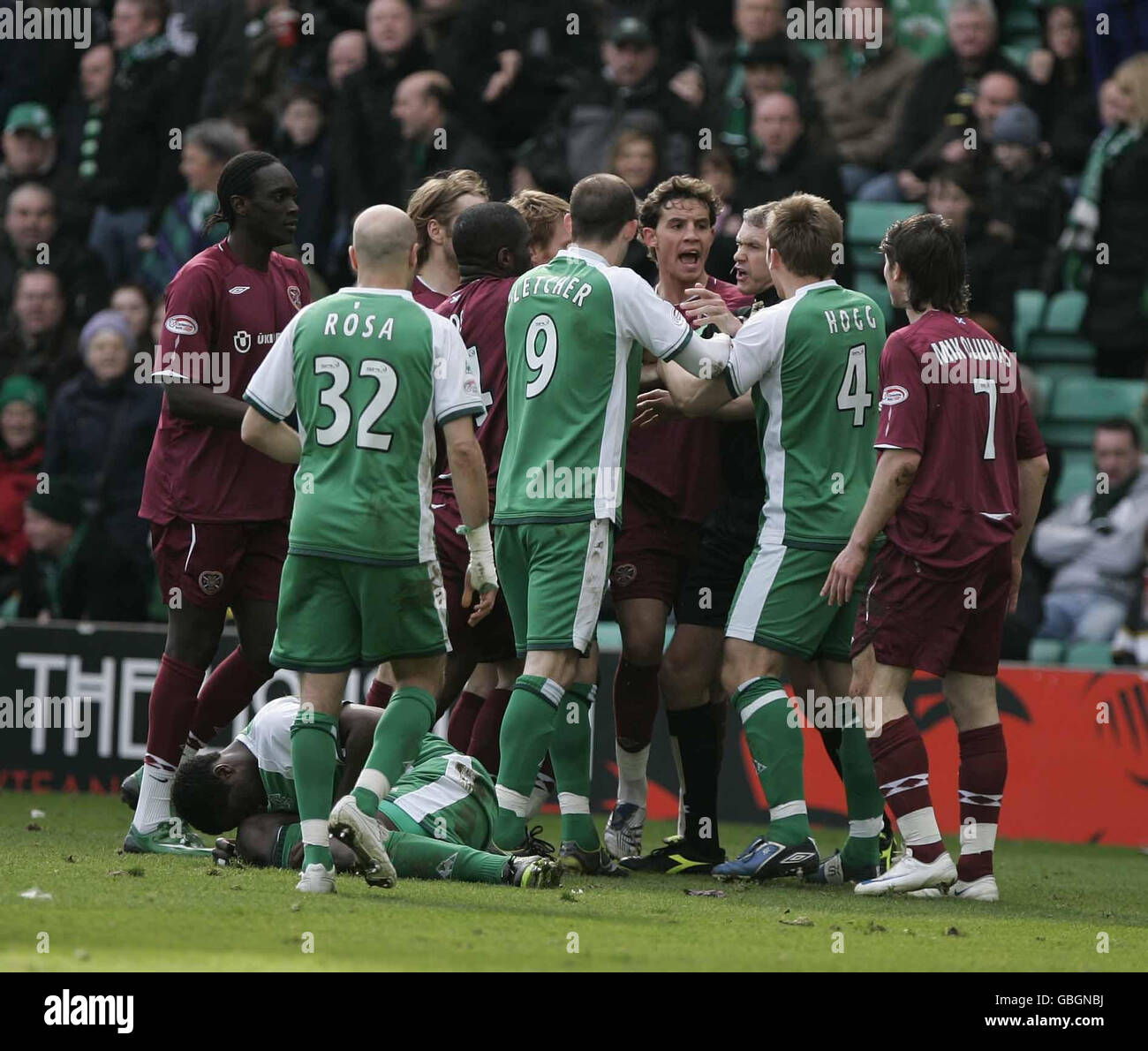 Spieler beider Seiten konfrontieren Schiedsrichter Charlie Richmond während des Spiels der Clydesdale Bank Scottish Premier League in der Easter Road, Edinburgh. Stockfoto